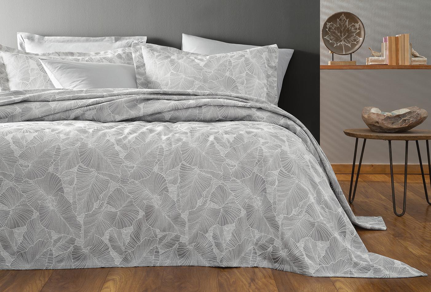Queen Size Leaf Bedspread Set -